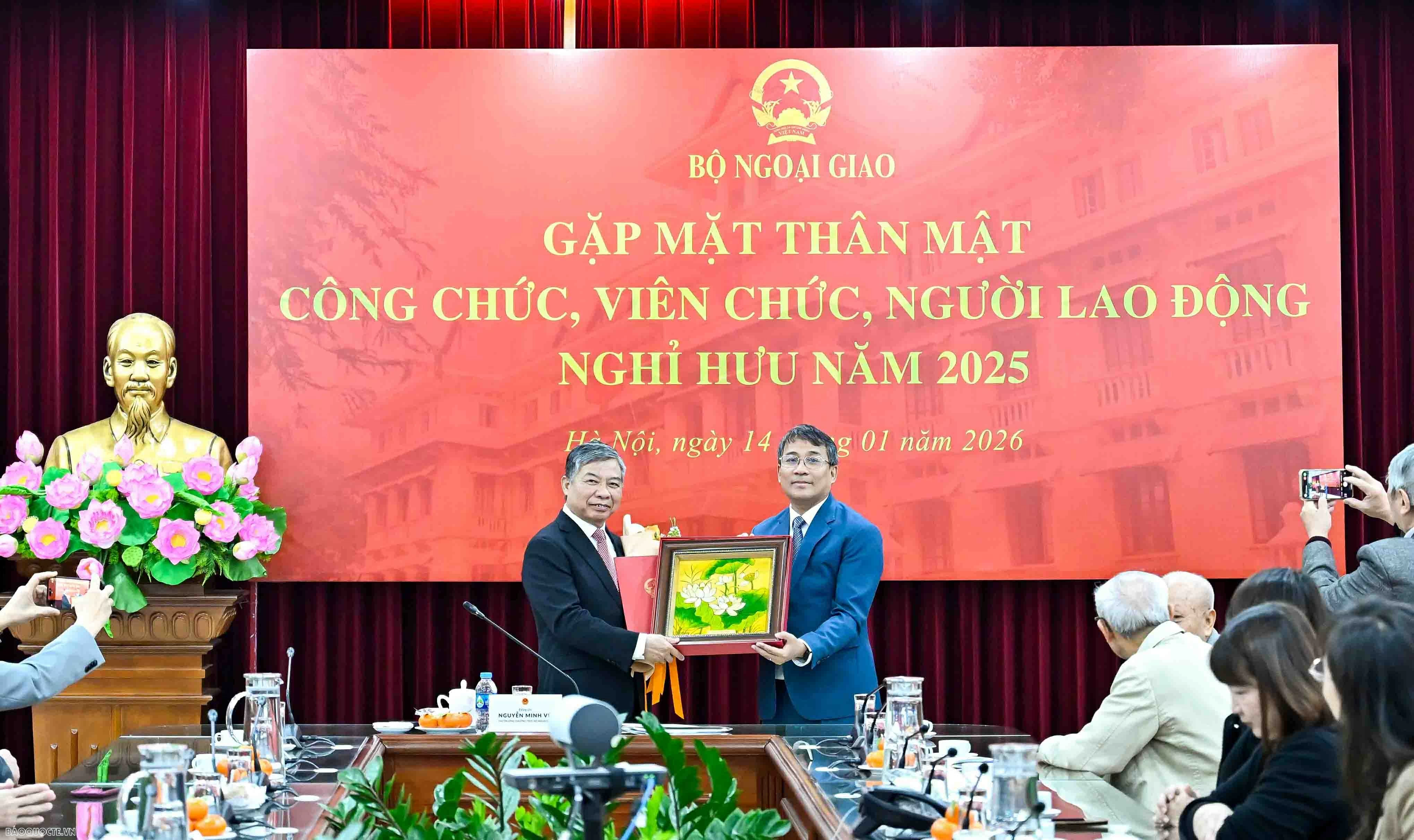 Ng&agrave;y 14/1, tại Trụ sở Bộ, Thứ trưởng Thường trực Bộ Ngoại giao Nguyễn Minh Vũ đ&atilde; trao quyết định đối với c&ocirc;ng chức, vi&ecirc;n chức v&agrave; người lao động nghỉ hưu năm 2025 v&agrave; gặp mặt th&acirc;n mặt c&ocirc;ng chức, vi&ecirc;n chức người lao động nghỉ hưu năm 2025. (Ảnh: Nguyễn Hồng)