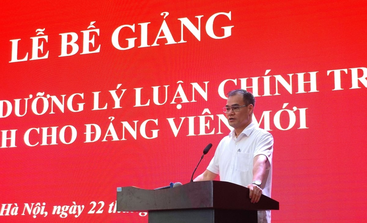 Đồng chí Phan Thành Công, Phó trưởng Ban Tuyên giáo và Dân vận Đảng ủy Bộ Nông nghiệp và Môi trường phát biểu tại lễ bế giảng. Ảnh: Quang Linh.