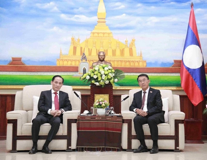 Đặc ph&aacute;i vi&ecirc;n của Tổng B&iacute; thư T&ocirc; L&acirc;m, đồng ch&iacute; L&ecirc; Ho&agrave;i Trung, BTTWĐ, Bộ trưởng Ngoại giao sang ch&uacute;c mừng Đại hội lần thứ XII Đảng NDCM L&agrave;o