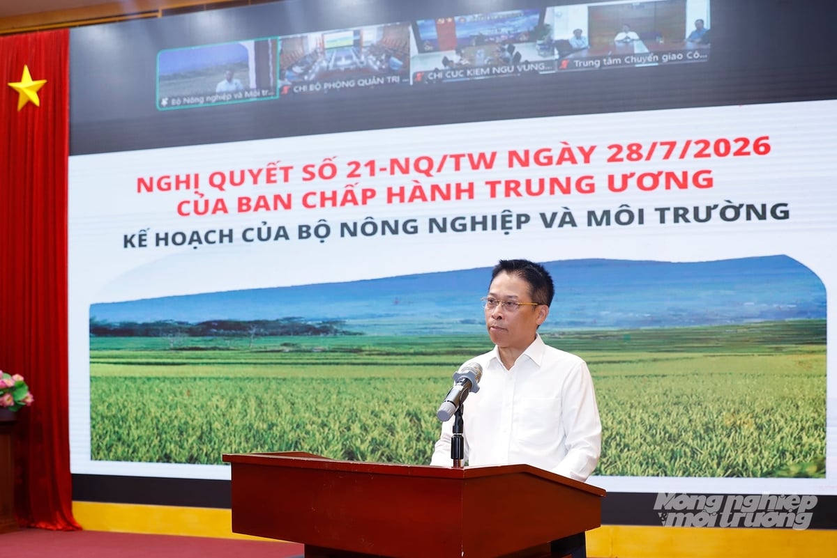 Cục trưởng Cục quản lý Đất đai Đào Trung Chính trình bày Nghị quyết của Ban Thường vụ Đảng ủy Bộ nhằm cụ thể hóa và tổ chức thực hiện các định hướng lớn của Trung ương. Ảnh: Khương Trung.