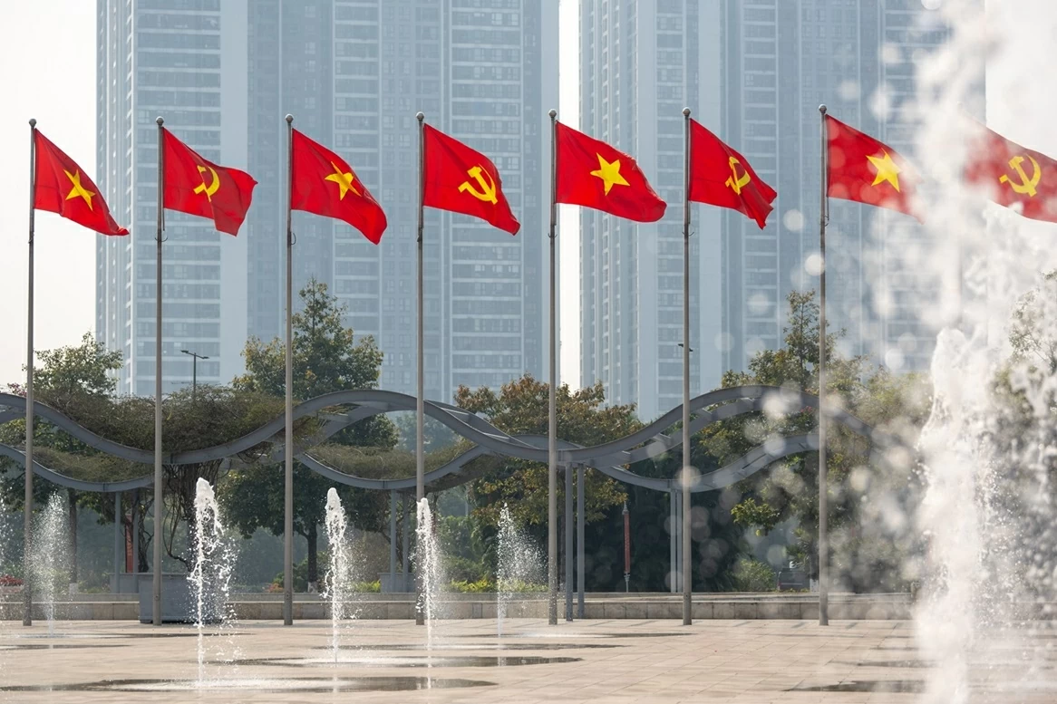 Đại sứ Nguyễn Minh T&acirc;m nhấn mạnh sứ mệnh chiến lược của Đại hội XIV của Đảng với b&aacute;o ch&iacute; L&agrave;o