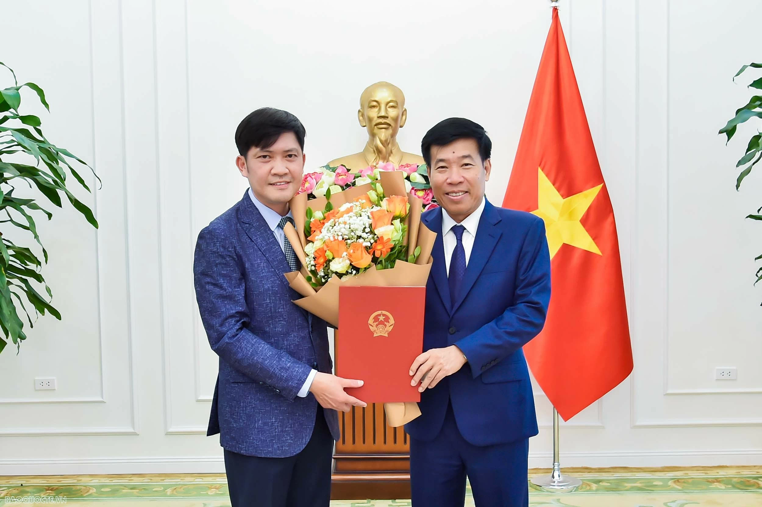 Bộ Ngoại giao trao quyết định điều động, bổ nhiệm cán bộ lãnh đạo quản lý cấp Vụ