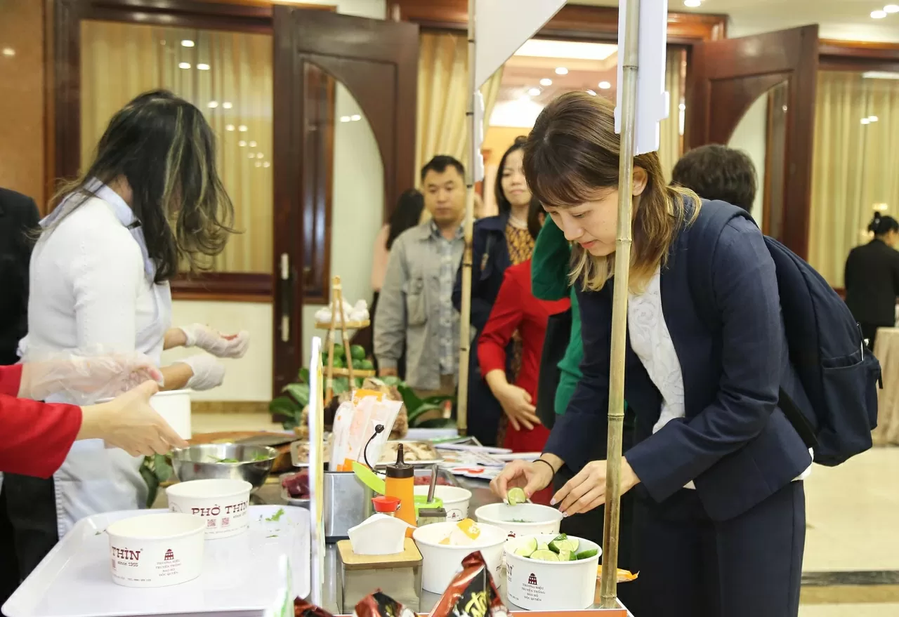 Các phóng viên nước ngoài đang thường trú tại Việt Nam thử món phở truyền thống. (Ảnh: Thành Long) Các phóng viên nước ngoài đang thường trú tại Việt Nam thử món phở truyền thống. (Ảnh: Thành Long)