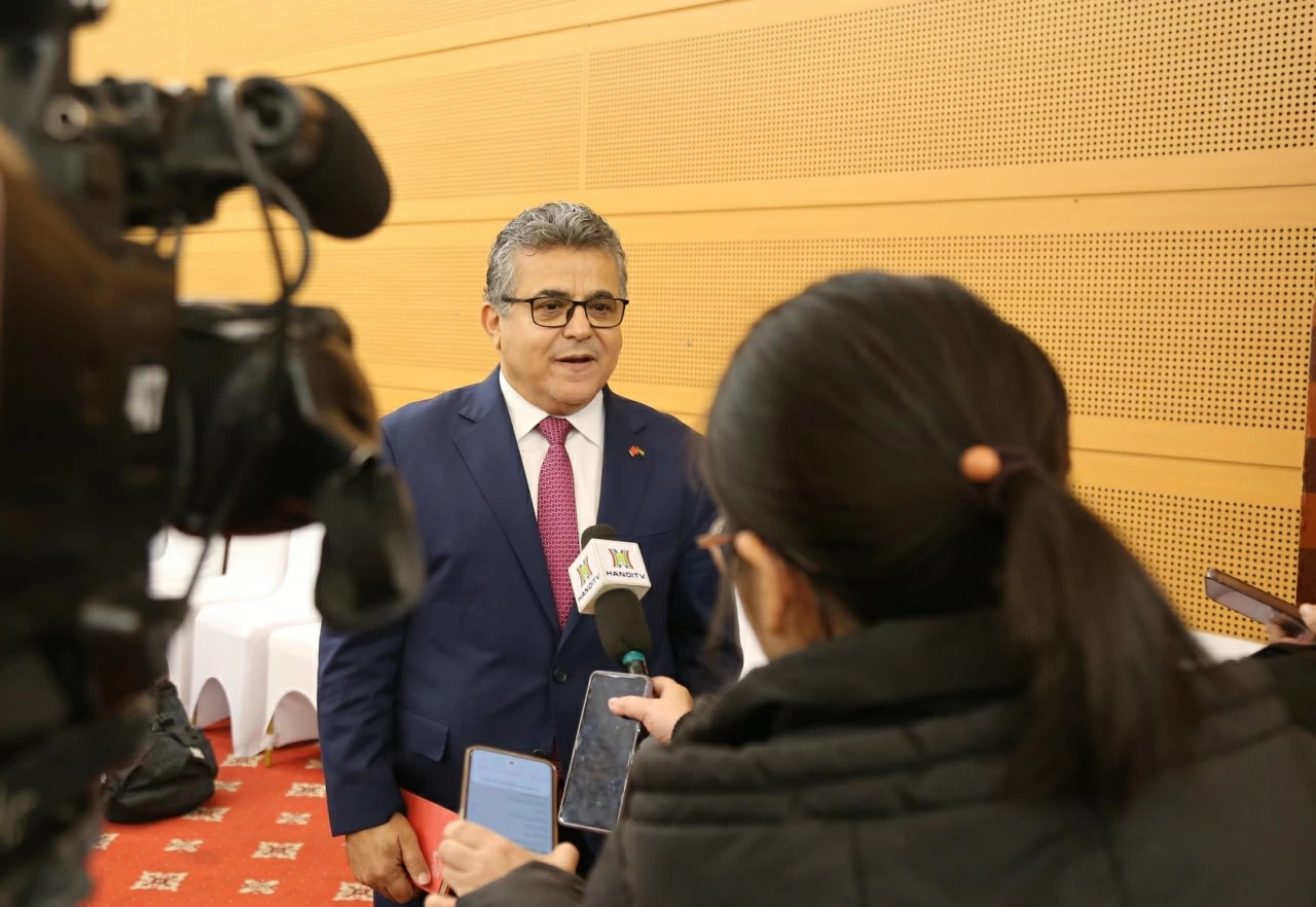 Đại sứ Palestine tại Việt Nam Saadi Salama trả lời phỏng vấn của ph&oacute;ng vi&ecirc;n, b&aacute;o ch&iacute;. (Ảnh: Th&agrave;nh Long)