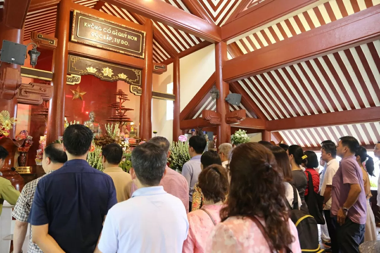 Toàn thể cán bộ, nhân viên Bộ Ngoại giao dâng hương tại Đền thờ Bác Hồ. (Ảnh: Thành Long) Toàn thể cán bộ, nhân viên Bộ Ngoại giao dâng hương tại Đền thờ Bác Hồ. (Ảnh: Thành Long)