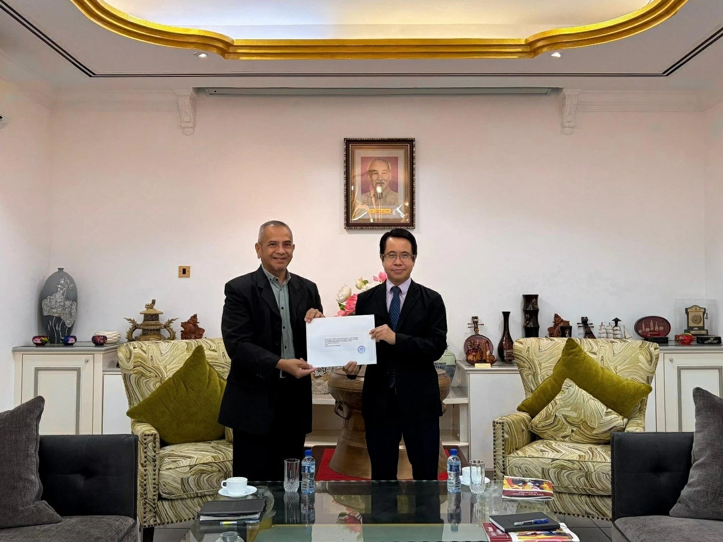 Chủ tịch Hội cựu chiến binh qu&acirc;n đội Ho&agrave;ng gia Brunei chuyển thư ch&uacute;c mừng Đại hội đại biểu to&agrave;n quốc lần thứ XIV Đảng cộng sản Việt Nam