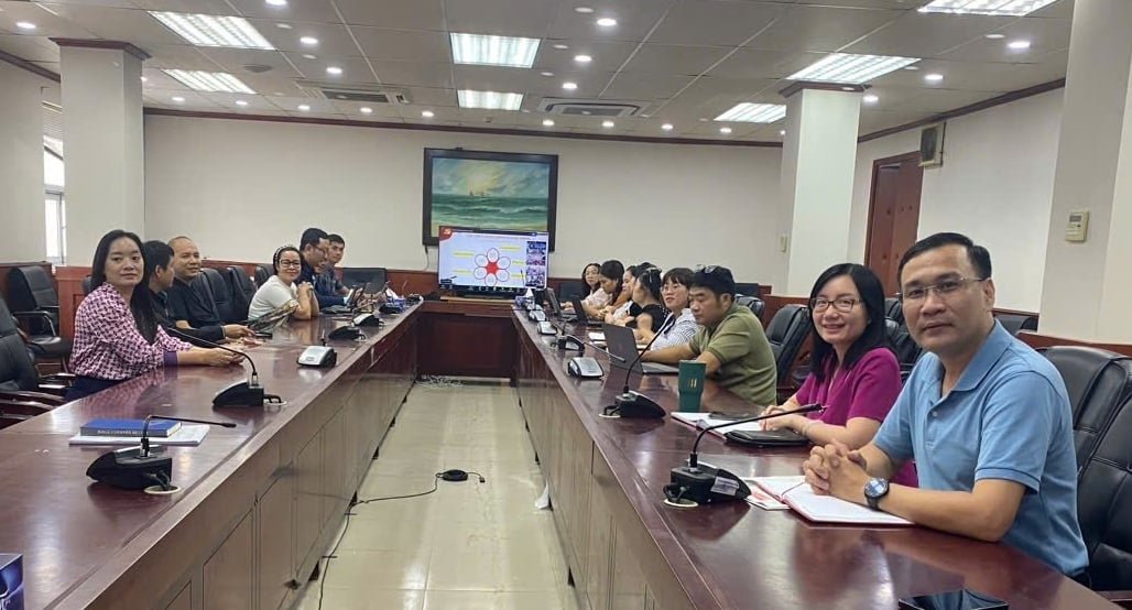 Đảng bộ Báo Nông nghiệp và Môi trường kết nối trực tuyến với Hội nghị toàn quốc tập huấn ứng dụng Sổ tay đảng viên điện tử. Ảnh: Đức Huy.