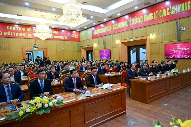 Thường trực Ban B&iacute; thư Trần Cẩm T&uacute; v&agrave; c&aacute;c đại biểu dự buổi lễ. (Ảnh: DUY LINH)