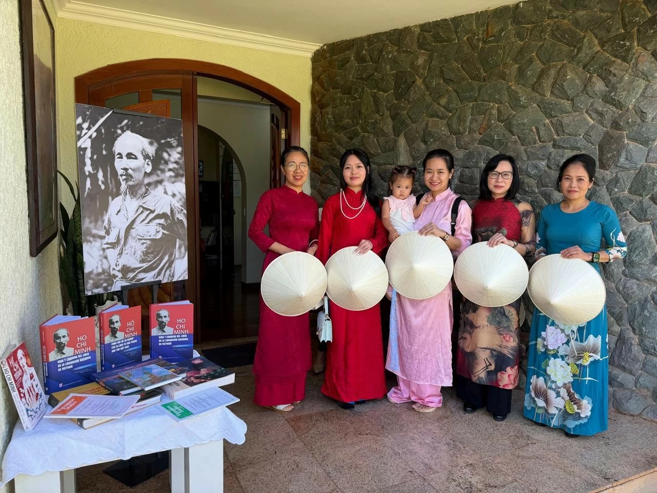 Các khách mời tham quan không gian trưng bày, tìm hiểu về cuộc đời và di sản tư tưởng, văn hóa của Chủ tịch Hồ Chí Minh. ( Các khách mời tham quan không gian trưng bày, tìm hiểu về cuộc đời và di sản tư tưởng, văn hóa của Chủ tịch Hồ Chí Minh. (