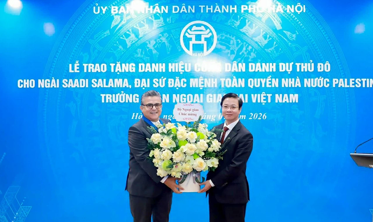 Đại sứ Saadi Salama được trao danh hiệu C&ocirc;ng d&acirc;n danh dự Thủ đ&ocirc; H&agrave; Nội