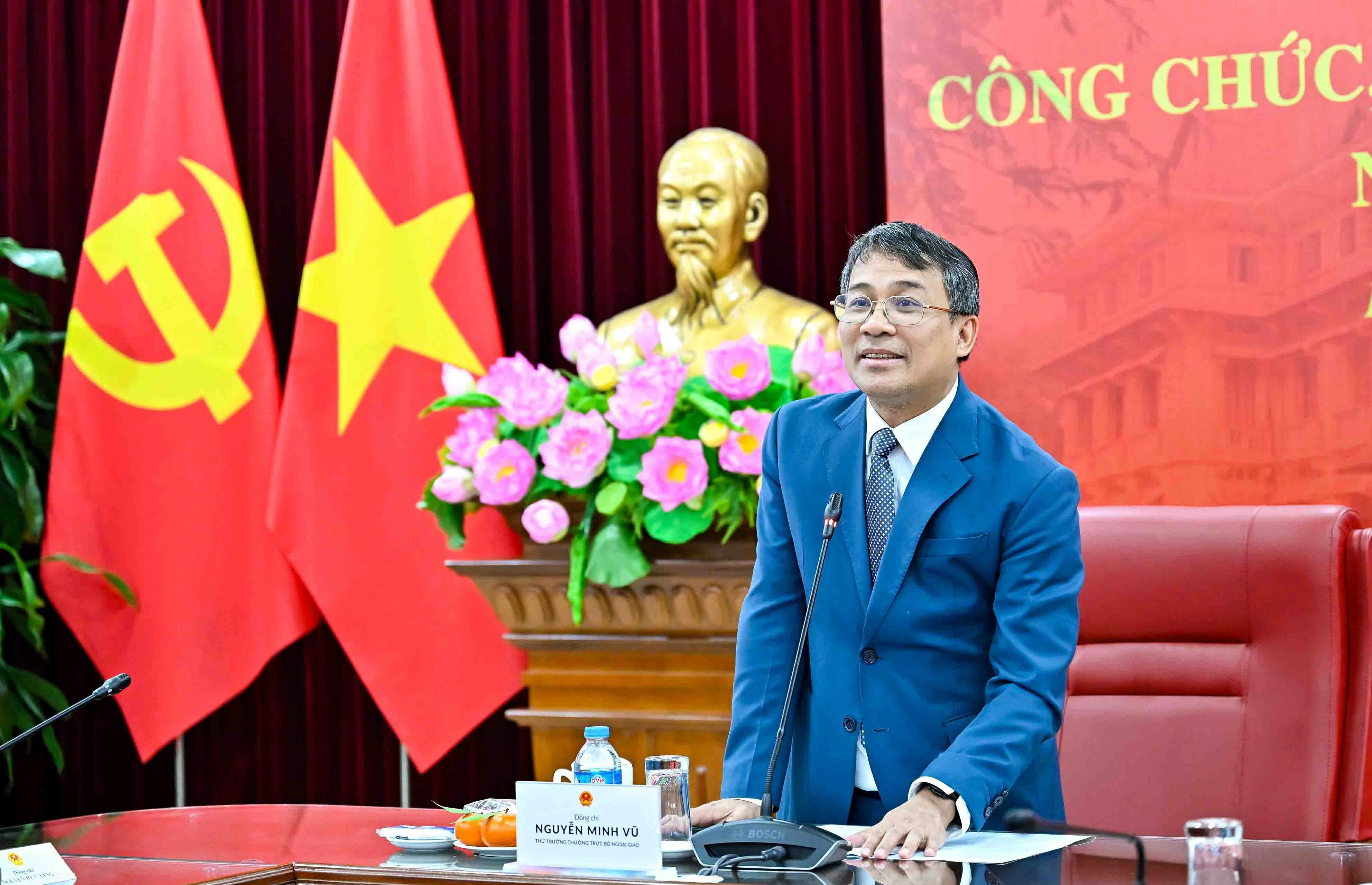 Ng&agrave;y 14/1, tại Trụ sở Bộ, Thứ trưởng Thường trực Bộ Ngoại giao Nguyễn Minh Vũ đ&atilde; trao quyết định đối với c&ocirc;ng chức, vi&ecirc;n chức v&agrave; người lao động nghỉ hưu năm 2025 v&agrave; gặp mặt th&acirc;n mặt c&ocirc;ng chức, vi&ecirc;n chức người lao động nghỉ hưu năm 2025. (Ảnh: Nguyễn Hồng)