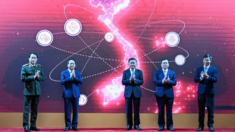 Thường trực Ban B&iacute; thư Trần Cẩm T&uacute; v&agrave; c&aacute;c đại biểu thực hiện nghi thức ra mắt App TGDV tr&ecirc;n điện thoại di động. (Ảnh: DUY LINH)