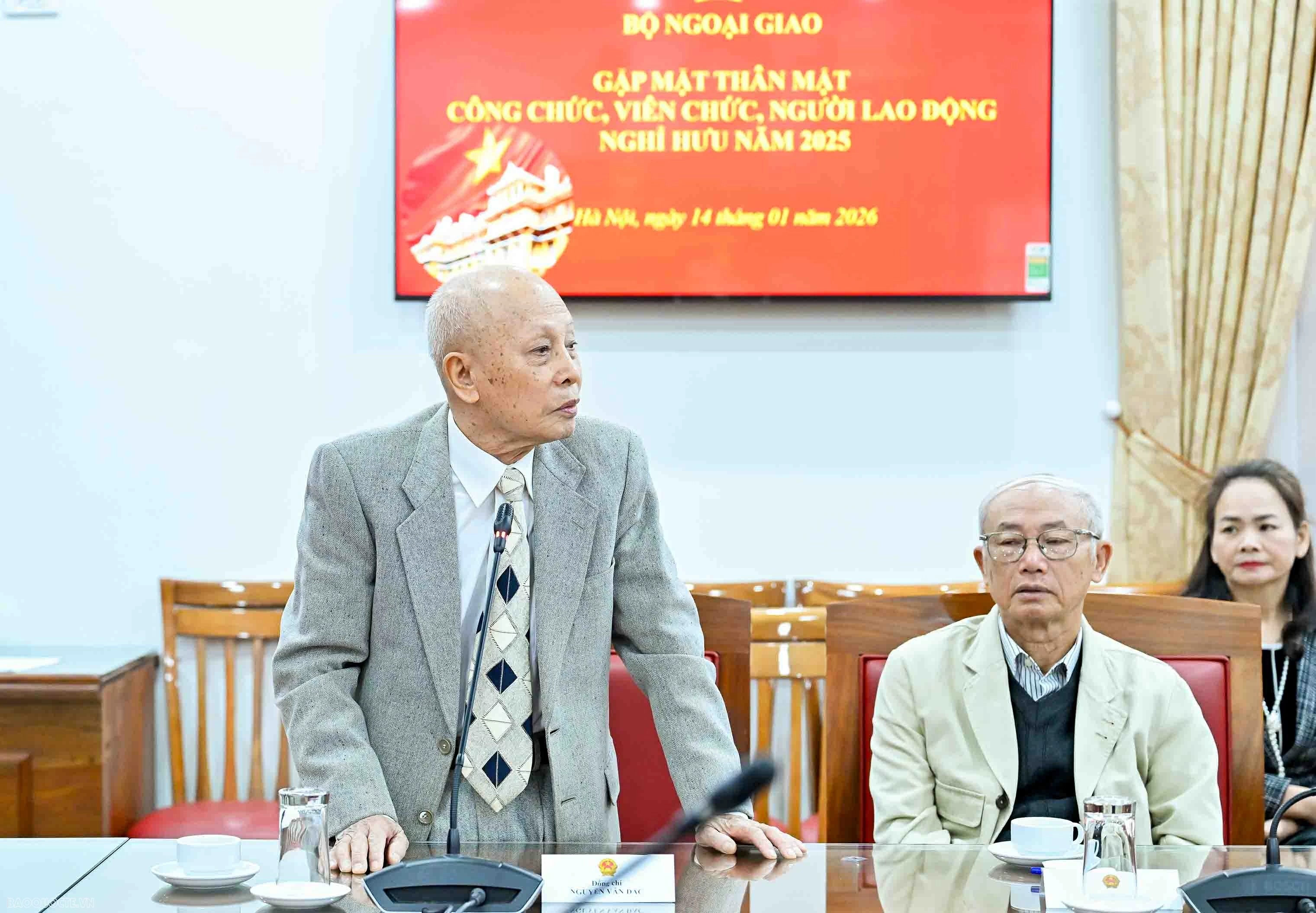 Ng&agrave;y 14/1, tại Trụ sở Bộ, Thứ trưởng Thường trực Bộ Ngoại giao Nguyễn Minh Vũ đ&atilde; trao quyết định đối với c&ocirc;ng chức, vi&ecirc;n chức v&agrave; người lao động nghỉ hưu năm 2025 v&agrave; gặp mặt th&acirc;n mặt c&ocirc;ng chức, vi&ecirc;n chức người lao động nghỉ hưu năm 2025. (Ảnh: Nguyễn Hồng)