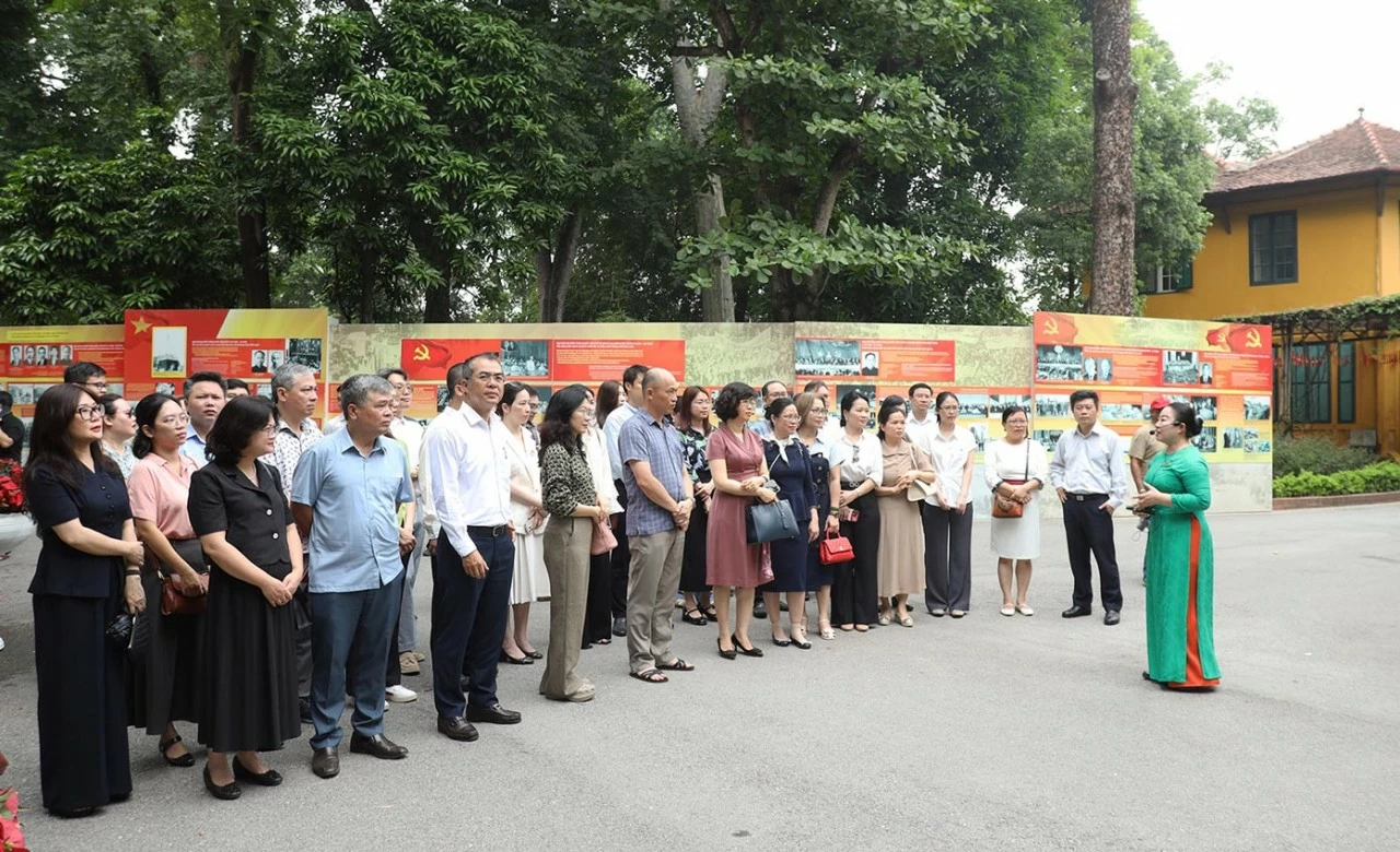 Chi bộ Cục Ngoại vụ và Ngoại giao văn hóa và Chi bộ Văn phòng Đảng uỷ sinh hoạt chuyên đề liên chi bộ tại Khu di tích Chủ tịch Hồ Chí Minh. (Ảnh: Thành Long) Chi bộ Cục Ngoại vụ và Ngoại giao văn hóa và Chi bộ Văn phòng Đảng uỷ sinh hoạt chuyên đề liên chi bộ tại Khu di tích Chủ tịch Hồ Chí Minh. (Ảnh: Thành Long)
