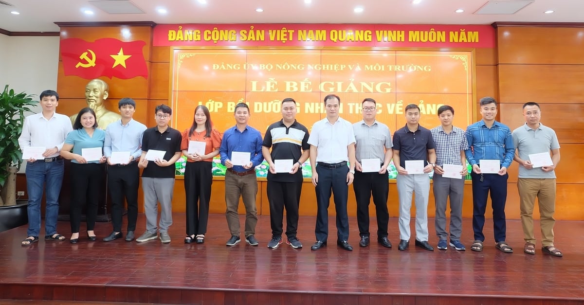 Các học viên đón nhận giấy chứng nhận. Ảnh: Quang Linh.