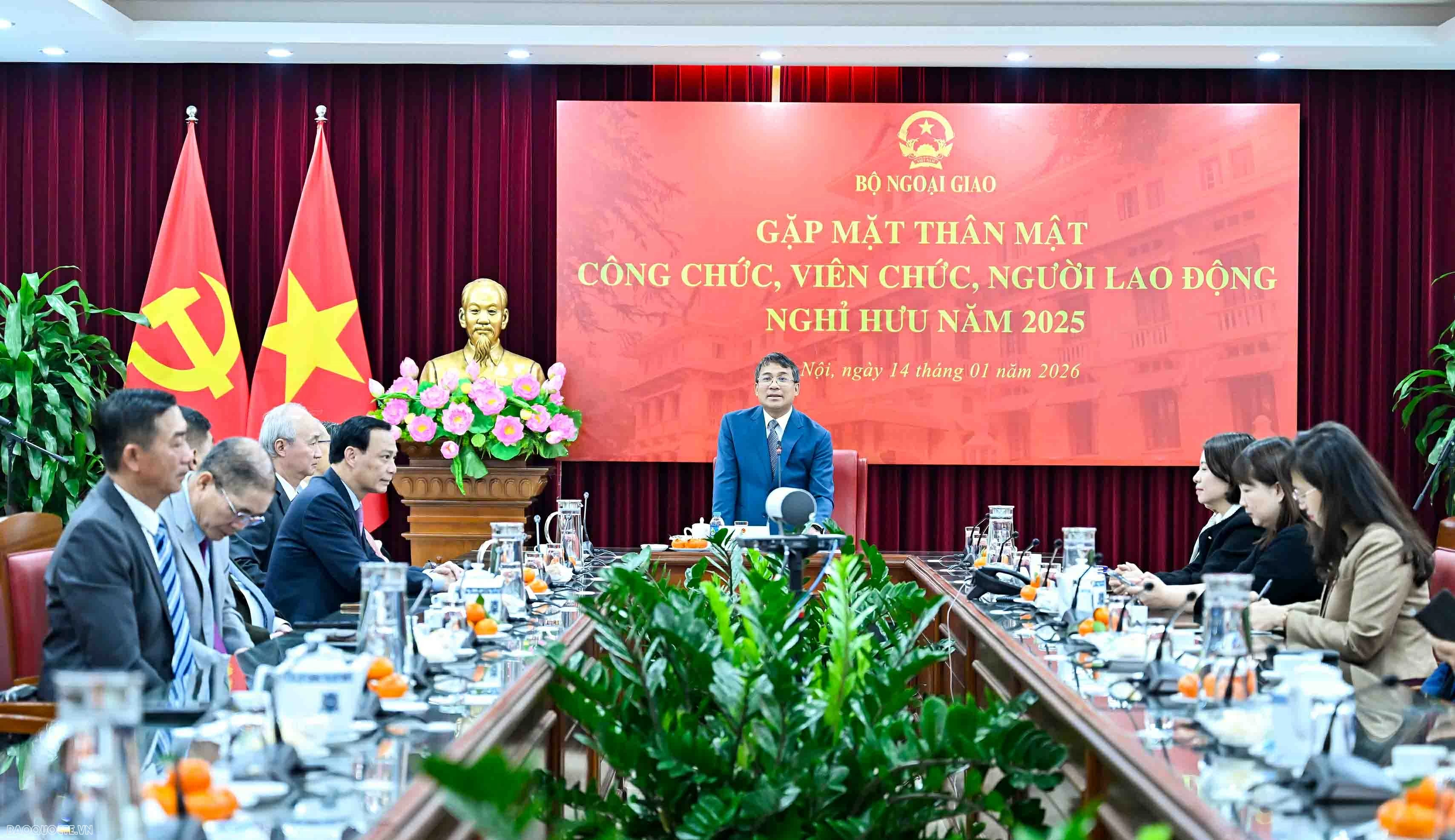 Ng&agrave;y 14/1, tại Trụ sở Bộ, Thứ trưởng Thường trực Bộ Ngoại giao Nguyễn Minh Vũ đ&atilde; trao quyết định đối với c&ocirc;ng chức, vi&ecirc;n chức v&agrave; người lao động nghỉ hưu năm 2025 v&agrave; gặp mặt th&acirc;n mặt c&ocirc;ng chức, vi&ecirc;n chức người lao động nghỉ hưu năm 2025. (Ảnh: Nguyễn Hồng)