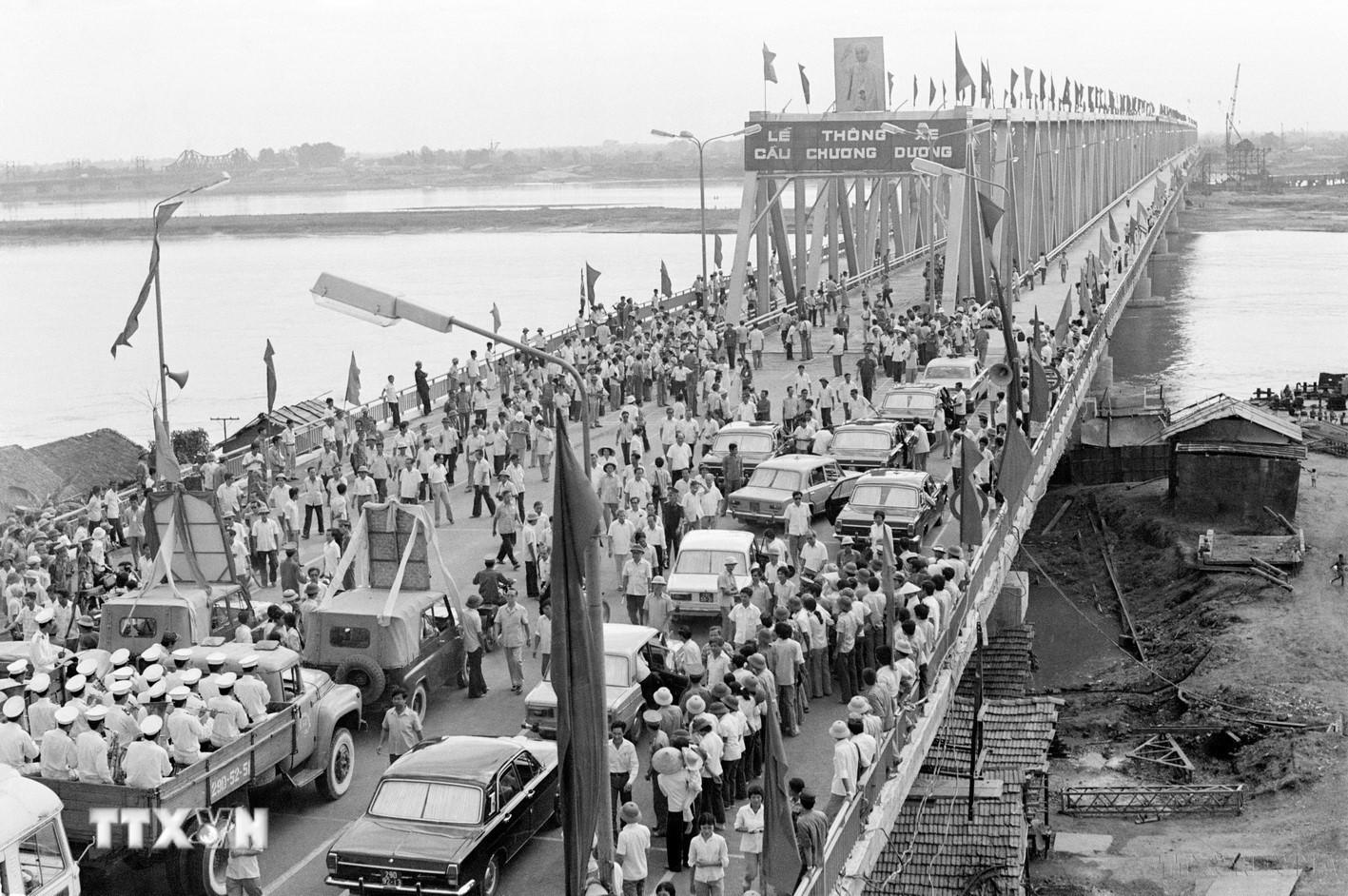 Sau 1 năm 9 tháng, ngày 30/6/1985, cầu Chương Dương khánh thành, vượt tiến độ 12 tháng, chấm dứt hoàn toàn cảnh tắc nghẽn trên cầu Long Biên. Cầu Chương Dương hoàn thành thể hiện sự nỗ lực của cán bộ nhân viên ngành giao thông vận tải trong xây dựng đất nước sau chiến tranh. (Ảnh: Văn Sắc/TTXVN) ttxvn-dai-hoi-lan-thu-v-cua-dang-3.jpg