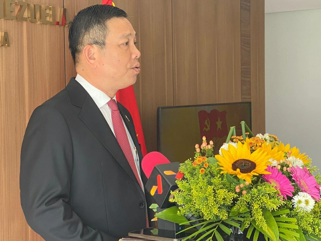 Nhiều nh&agrave; b&aacute;o Venezuela b&agrave;y tỏ sự quan t&acirc;m s&acirc;u sắc tới Đại hội XIV của Đảng Cộng sản Việt Nam