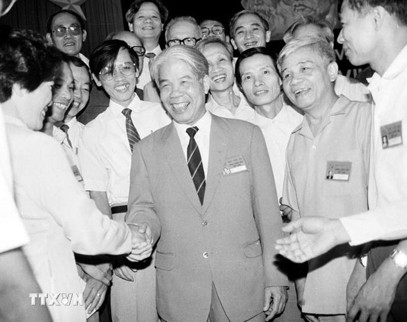 Đồng chí Đỗ Mười với các đại biểu dự Đại hội VII Đảng Cộng sản Việt Nam (24-27/6/1991). (Ảnh: Xuân Lâm/TTXVN) ttxvn-dai-hoi-lan-thu-vii-cua-dang-2.jpg