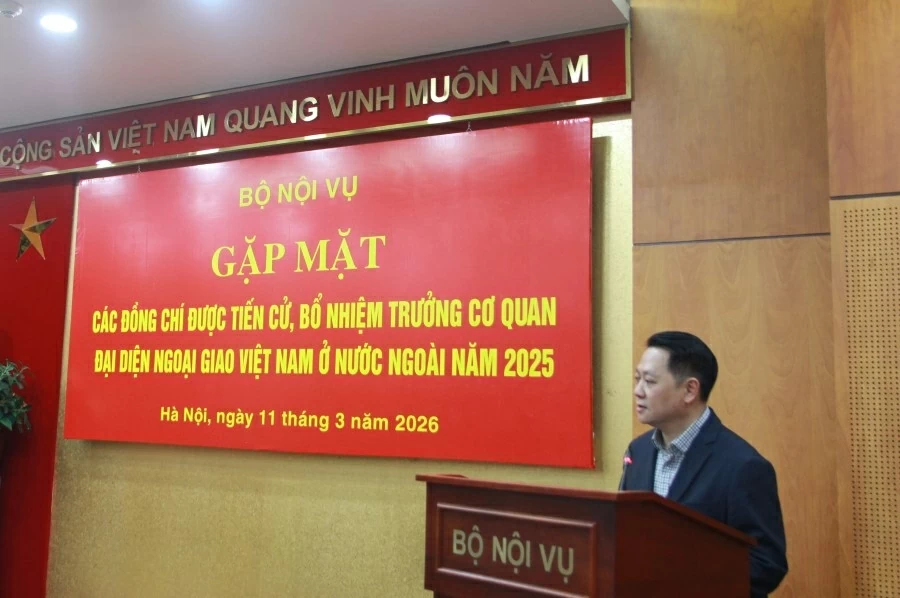 Đoàn Trưởng Cơ quan đại diện ngoại giao Việt Nam ở nước ngoài làm việc với Bộ Nội vụ