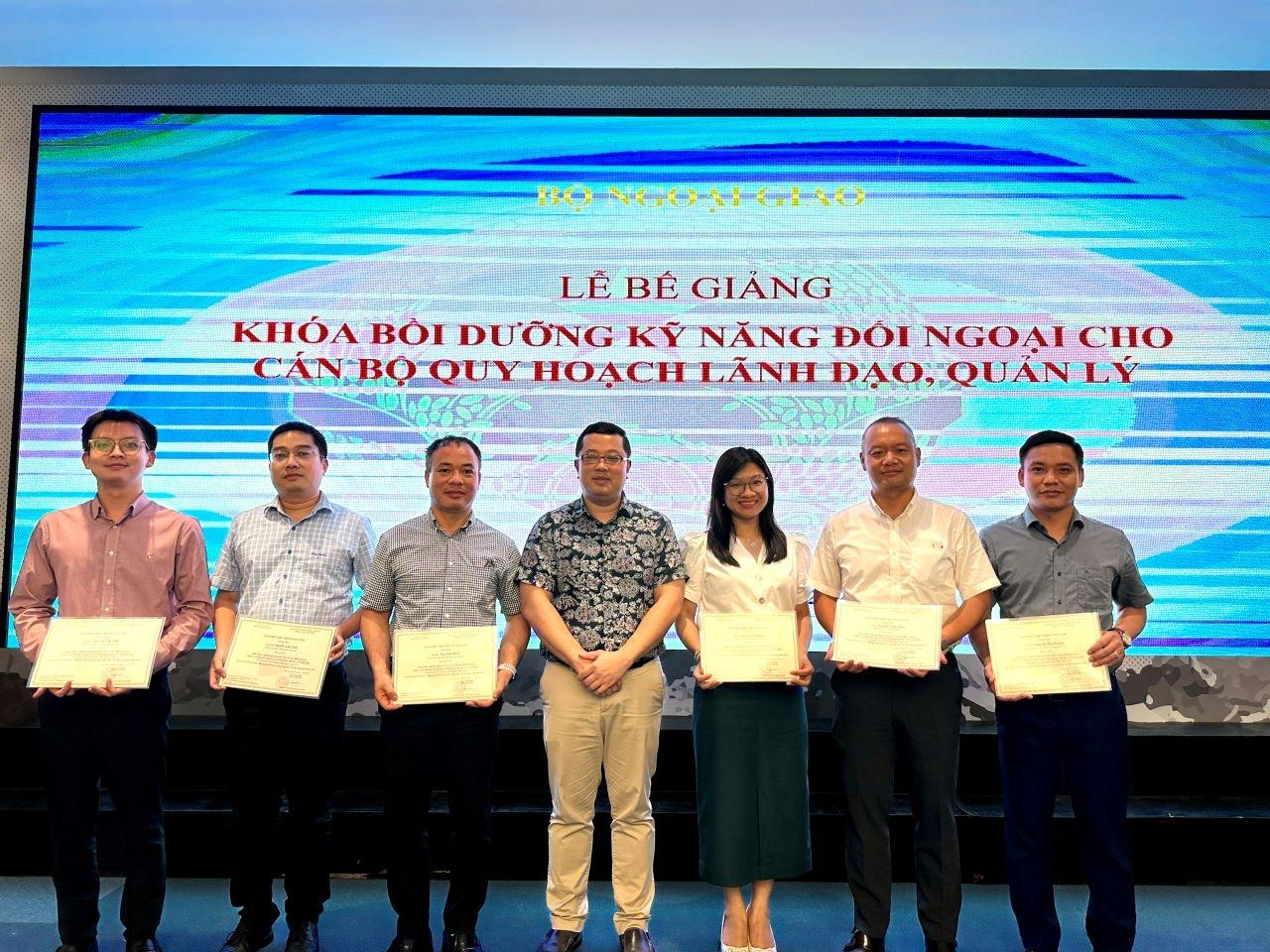 Bế giảng Khóa bồi dưỡng nâng cao kỹ năng đối ngoại cho cán bộ quy hoạch của Bộ Ngoại giao