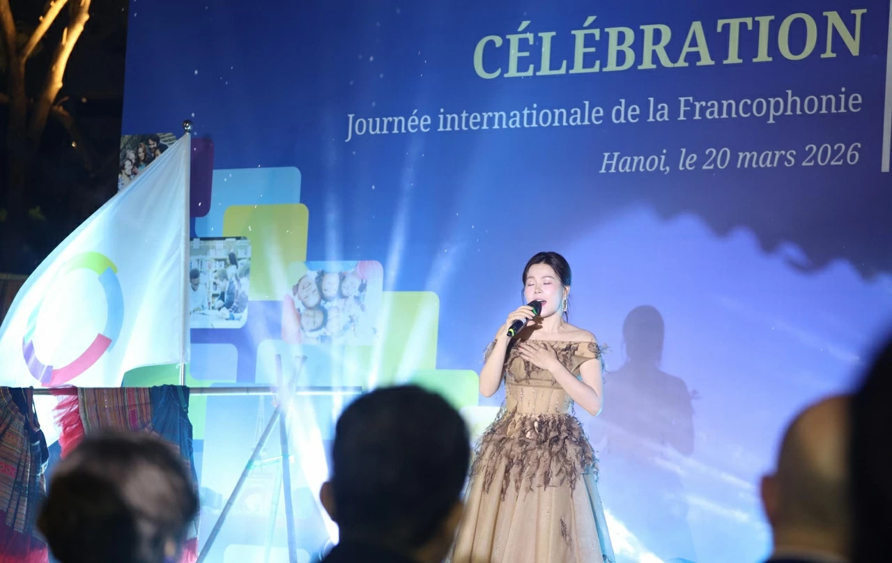 Bài hát “La vie en rose” của nghệ sĩ Edith Piaf – một trong những ca khúc kinh điển của âm nhạc Pháp được biểu diễn tại buổi lễ. (Ảnh: Thành Long) Bài hát “La vie en rose” của nghệ sĩ Edith Piaf – một trong những ca khúc kinh điển của âm nhạc Pháp được biểu diễn tại buổi lễ. (Ảnh: Thành Long)