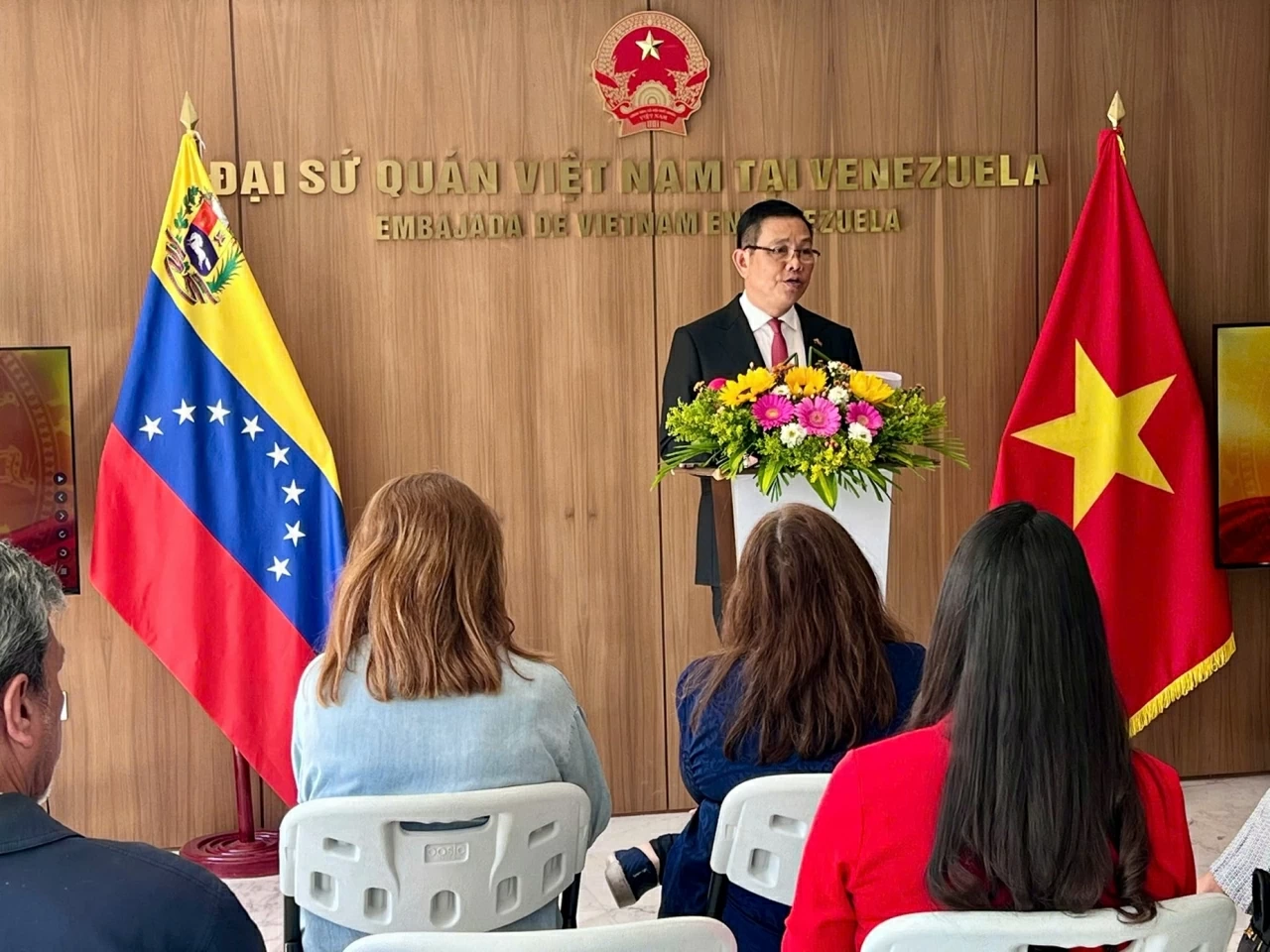 Nhiều nh&agrave; b&aacute;o Venezuela b&agrave;y tỏ sự quan t&acirc;m s&acirc;u sắc tới Đại hội XIV của Đảng Cộng sản Việt Nam