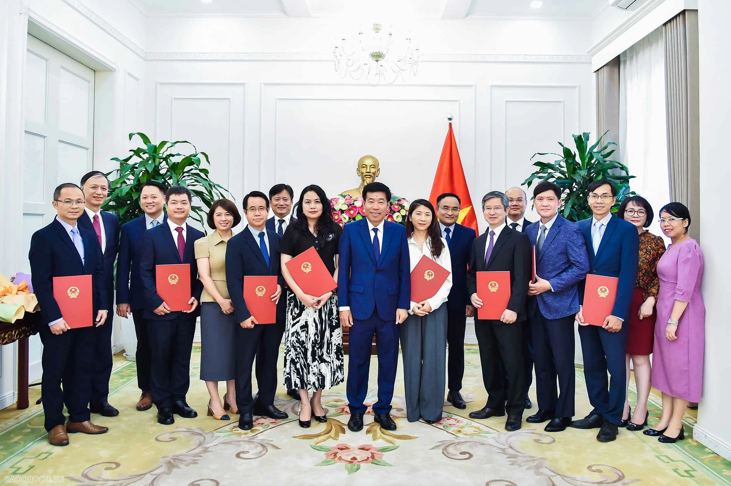 Bộ Ngoại giao trao quyết định điều động, bổ nhiệm cán bộ lãnh đạo quản lý cấp Vụ
