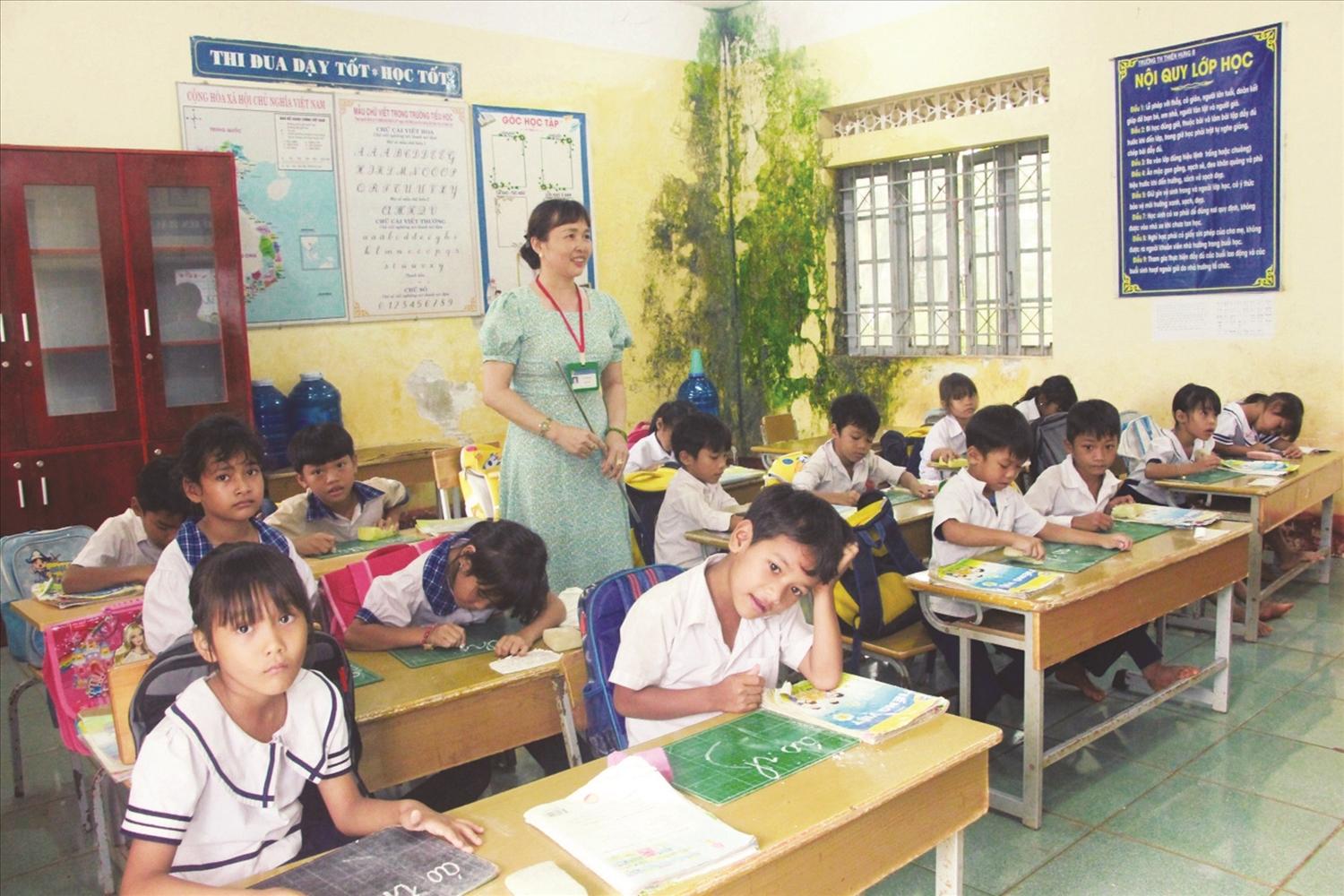 C&ocirc; v&agrave; tr&ograve; tại điểm trường Thiện Cư, x&atilde; bi&ecirc;n giới Thiện Hưng, tỉnh Đồng Nai trong giờ l&ecirc;n lớp