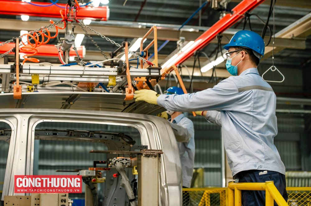 Sản lượng ngành sản xuất tiếp tục tăng bất kể số lượng đơn đặt hàng mới giảm trở lại