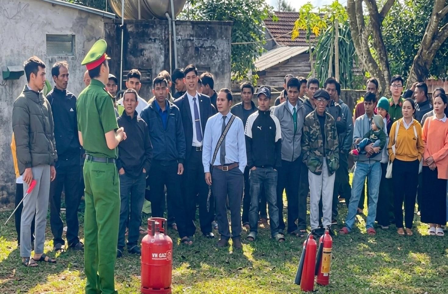 Công an phường Cư Bao tuyên truyền về công tác phòng cháy, chữa cháy tại Chi hội Tin Lành buôn Gram A. (Ảnh: Công an cung cấp) Những chức sắc, chức việc ở các cơ sở tôn giáo phường Cư Bao, tỉnh Đắk Lắk là cầu nối lan tỏa sâu rộng thông điệp sống tốt đời, đẹp đạo qua sinh hoạt tôn giáo, góp phần giữ vững an ninh trật tự địa phương.