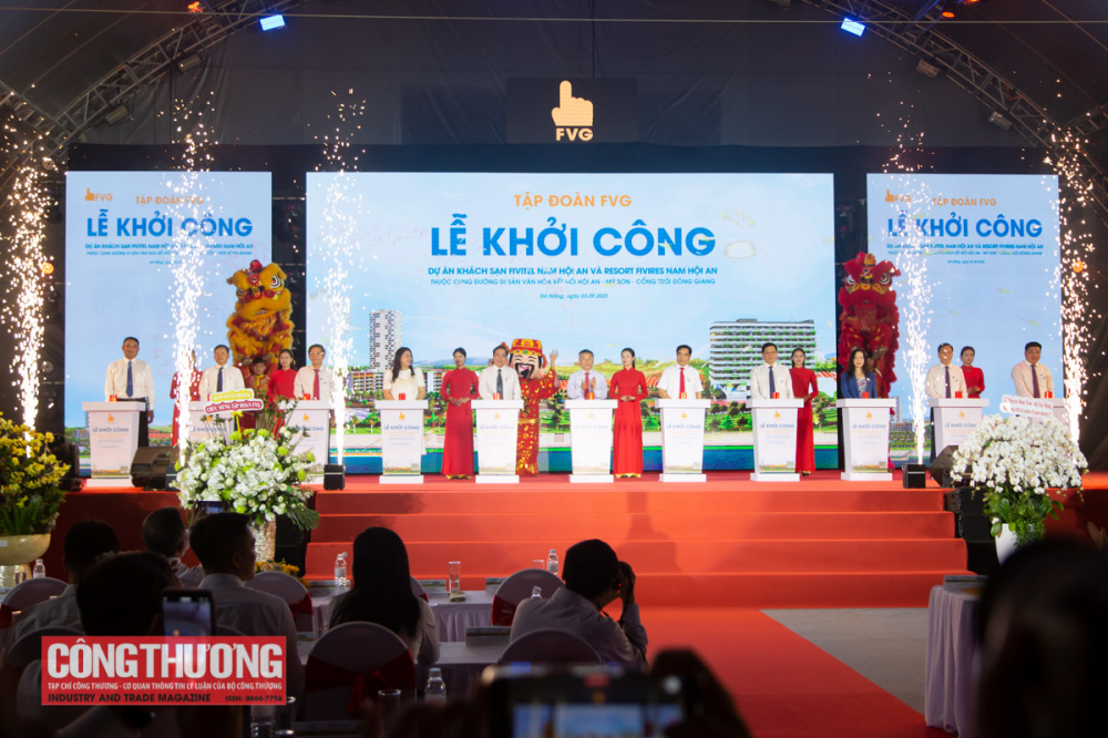 Đại biểu lãnh đạo thành phố Đà Nẵng và đại diện chủ đầu tư thực hiện nghi thức khởi công dự án.