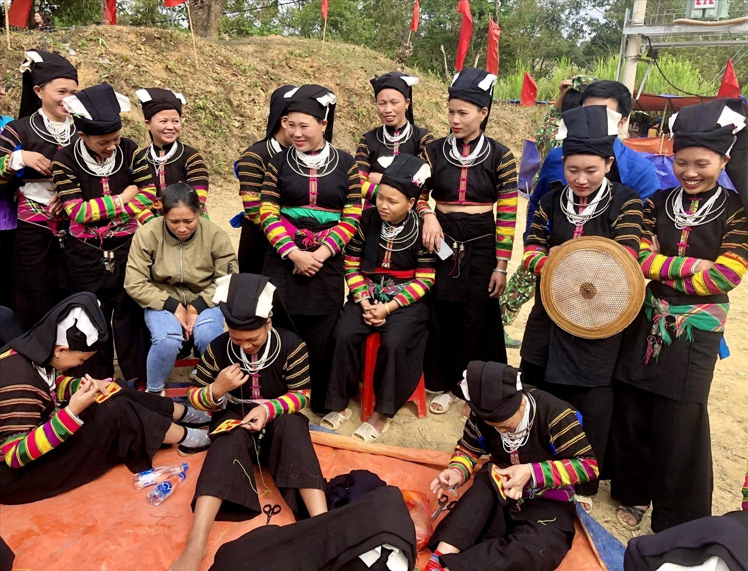 Đồng bào Lô Lô ở Cao Bằng có nghề dệt, thêu truyền thống độc đáo.