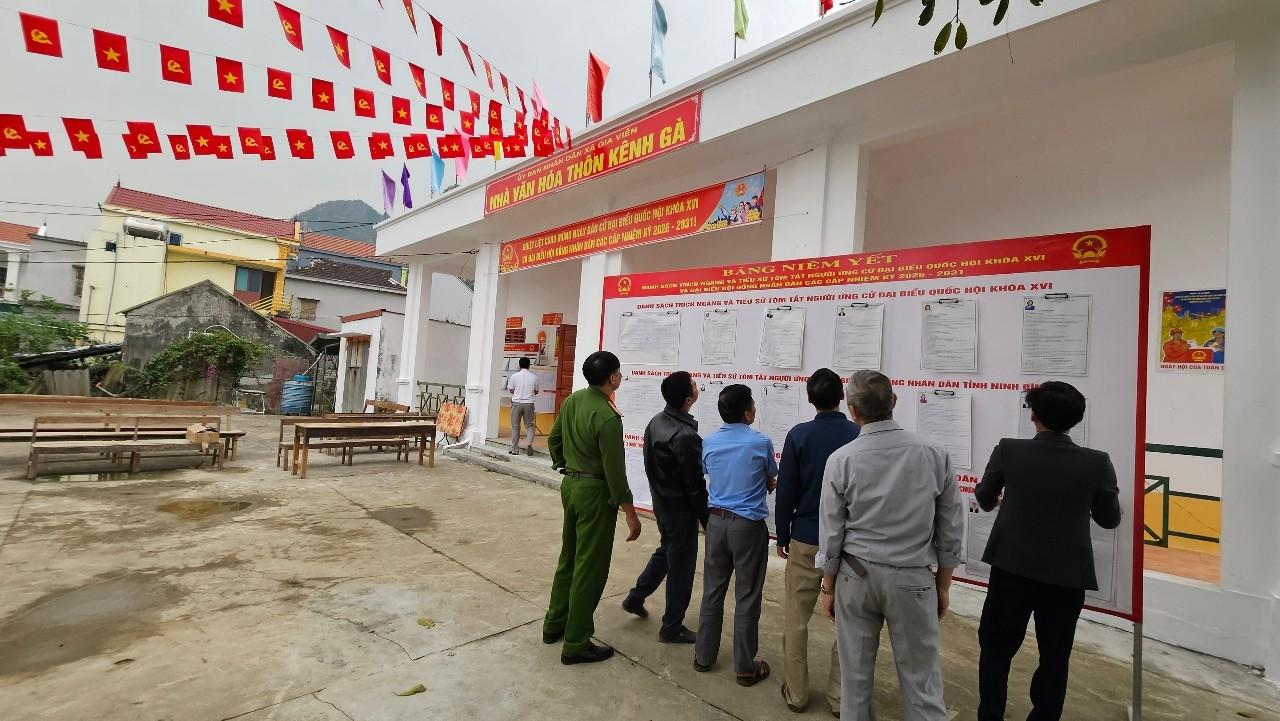 Danh sách ứng cử viên được niêm yết công khai tại khu vực bỏ phiếu để cử tri thuận tiện theo dõi, kiểm tra thông tin trước ngày bầu cử.