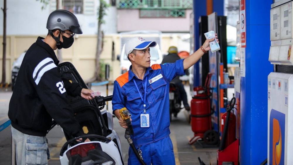 việc rà soát sửa đổi, bổ sung quy định về tỷ lệ hao hụt xăng dầu để thay thế Thông tư 43/2015/TT-BCT là cần thiết nhằm thay thế các quy định không còn phù hợp, thiết lập cơ sở pháp lý cho việc xác định tỷ lệ hao hụt xăng dầu hợp lý trong từng khâu của hoạt động sản xuất và kinh doanh xăng dầu, đảm bảo lợi ích hài hòa giữa nhà nước, doanh nghiệp và người tiêu dùng.