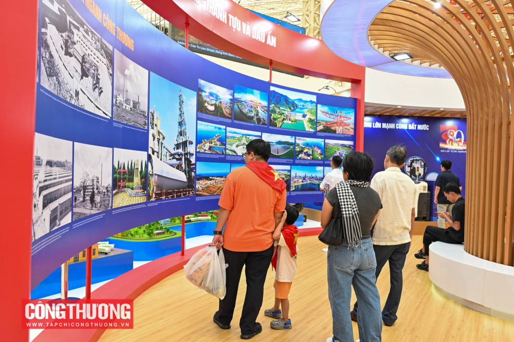Một số công trình tiêu biểu ngành Công Thương ở nhiều lĩnh vực như điện lực, dầu khí, hóa chất, cơ khí, dệt may, điện tử,... được giới thiệu tại triển lãm