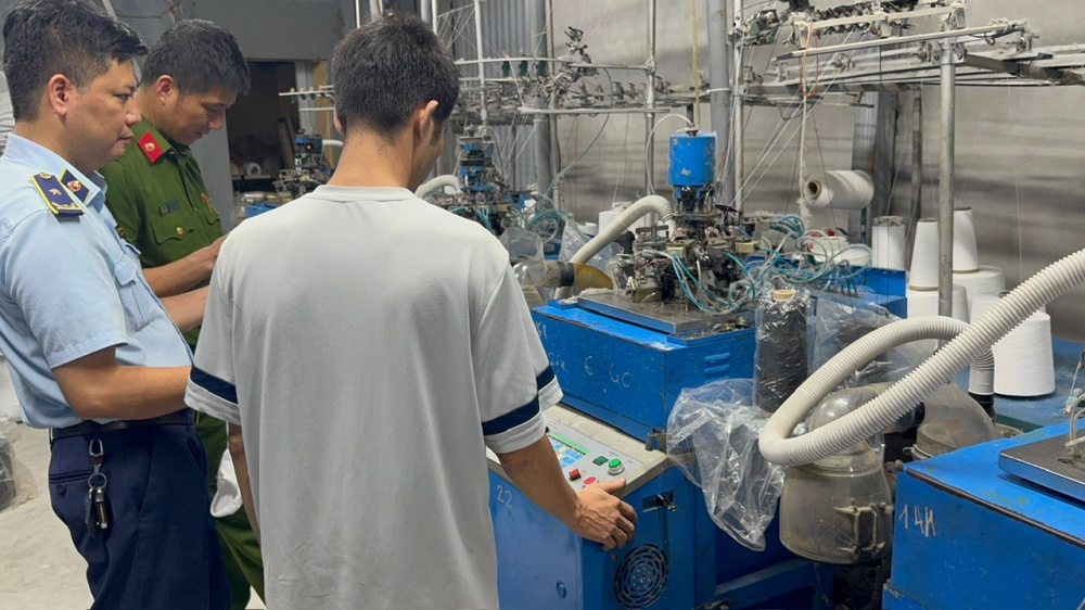 Hà Nội: Phát hiện hộ kinh doanh sản xuất tất gắn nhãn hiệu giả UNIQLO, NIKE