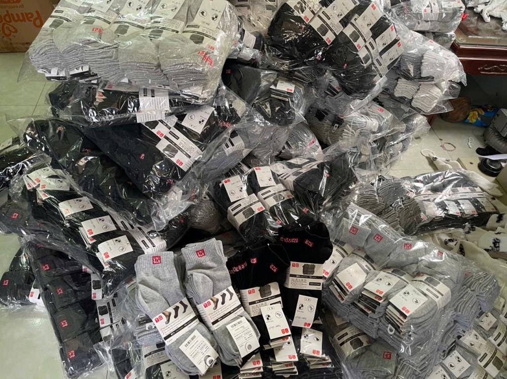 Hà Nội: Phát hiện hộ kinh doanh sản xuất tất gắn nhãn hiệu giả UNIQLO, NIKE