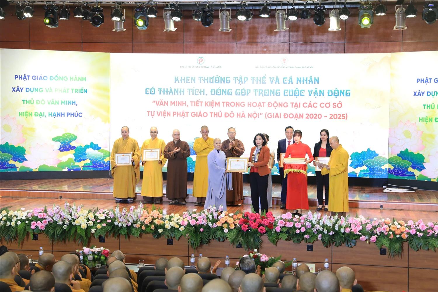 Phó Chủ tịch Ủy ban MTTQ, Chủ tịch Hội Liên hiệp phụ nữ thành phố Hà Nội Lê Kim Anh trao Bằng khen cho các cá nhân đã có đóng góp trong cuộc vận động