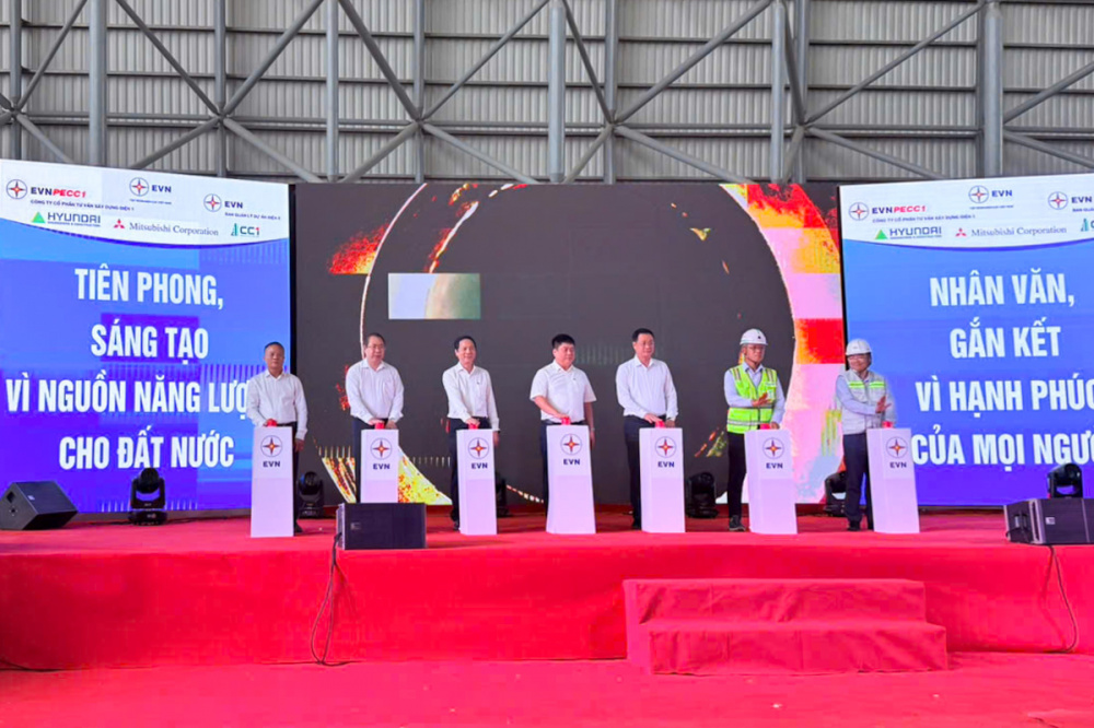 Bấm nút đốt dầu lần đầu lò hơi Tổ máy số 1 dự án Nhà máy nhiệt điện Quảng Trạch I, tỉnh Quảng Trị