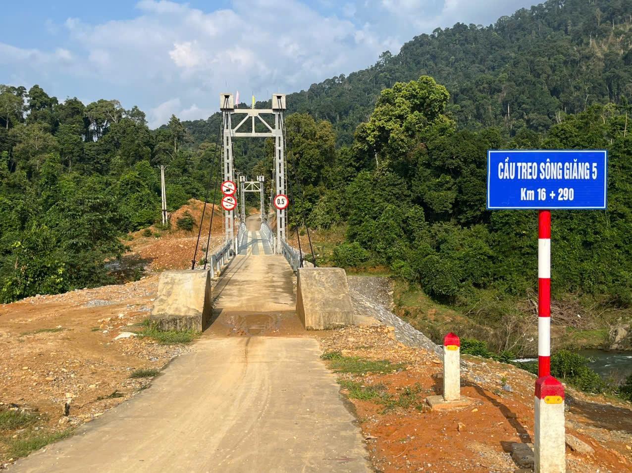 Những cây cầu treo nối các bản làng người Đan Lai trong vũng lõi Vườn quốc gia Pù Mát, xã Môn Sơn giúp phá thế cô lập khi mưa lũ 