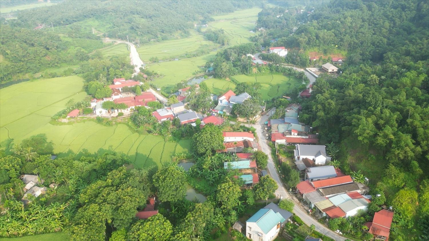 Nhờ sự đầu tư của Nhà nước, hạ tầng giao thông miền núi Thanh Hóa ngày càng khang trang, đồng bộ. Kết cấu hạ tầng miền núi tỉnh Thanh Hóa được đầu tư ngày càng khang trang, đồng bộ.