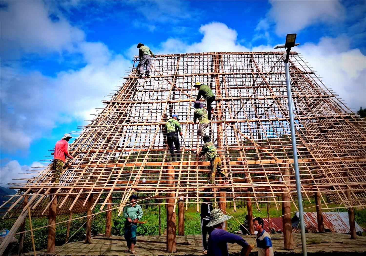 Người làng Xốp Dùi chung tay dựng lại nhà rông, bảo tồn văn hóa cộng đồng.