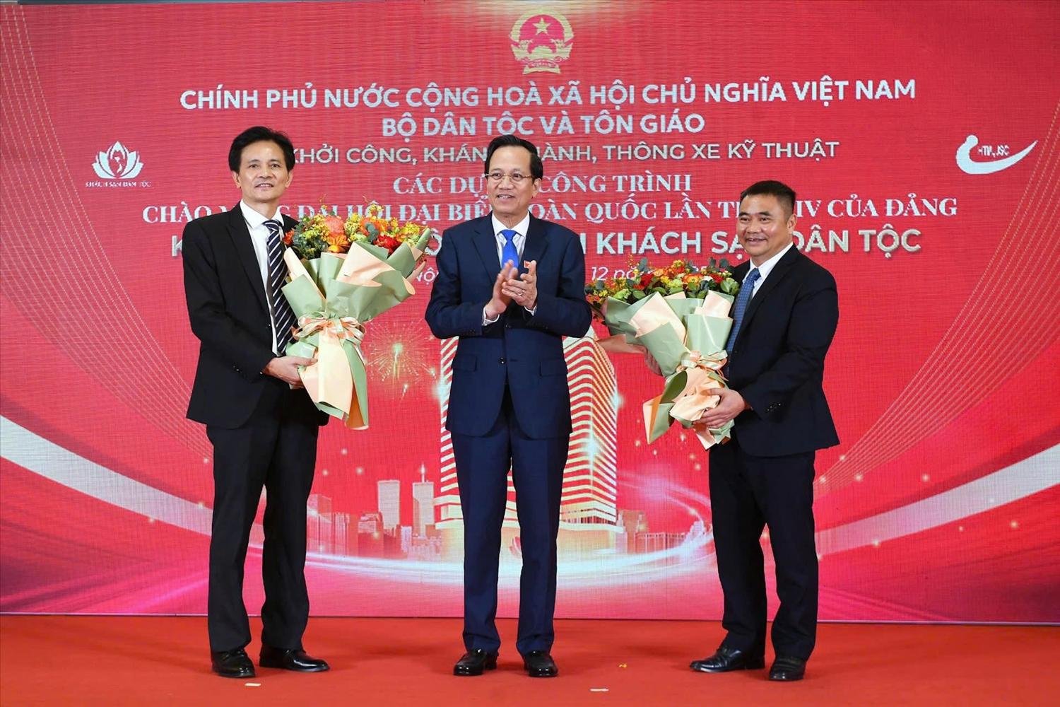 Bộ trưởng Đào Ngọc Dung tặng hoa chúc mừng tập thể Nhà khách Dân tộc và đơn vị hợp tác đầu tư 