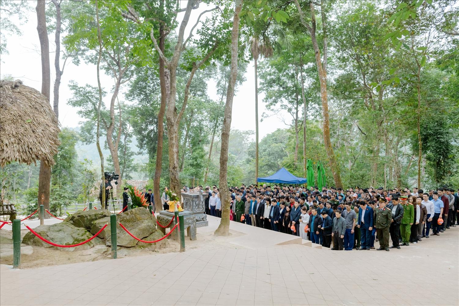 C&aacute;c đại biểu l&agrave; điển h&igrave;nh ti&ecirc;n tiến trong v&ugrave;ng đồng b&agrave;o d&acirc;n tộc thiểu số d&acirc;ng hương tại Khu di t&iacute;ch quốc gia đặc biệt T&acirc;n Tr&agrave;o