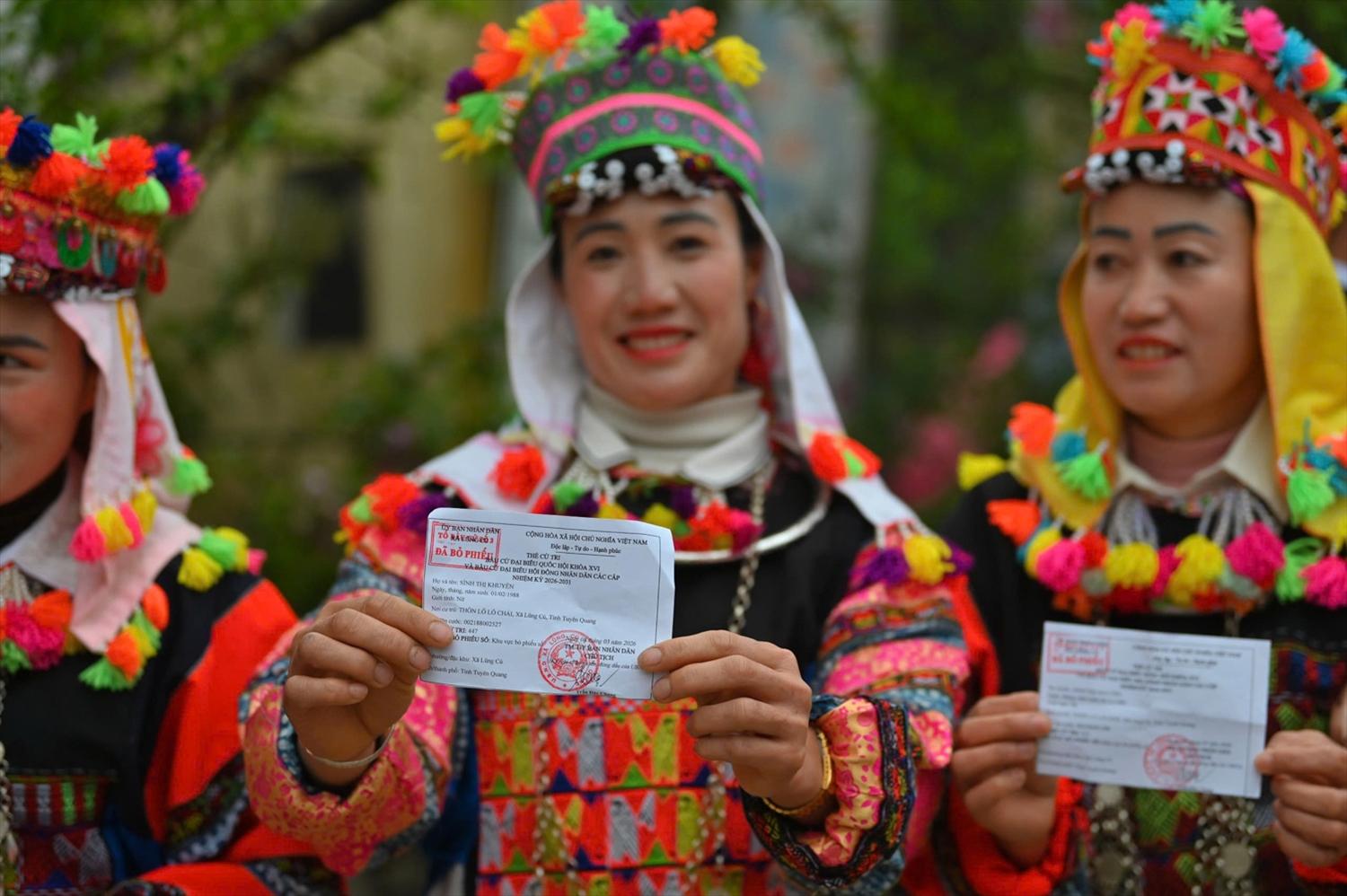 Trong cái lạnh đặc trưng của vùng cao, nhiều cử tri mặc trang phục truyền thống, tay cầm thẻ cử tri, phấn khởi đến tham gia ngày hội lớn của đất nước. 