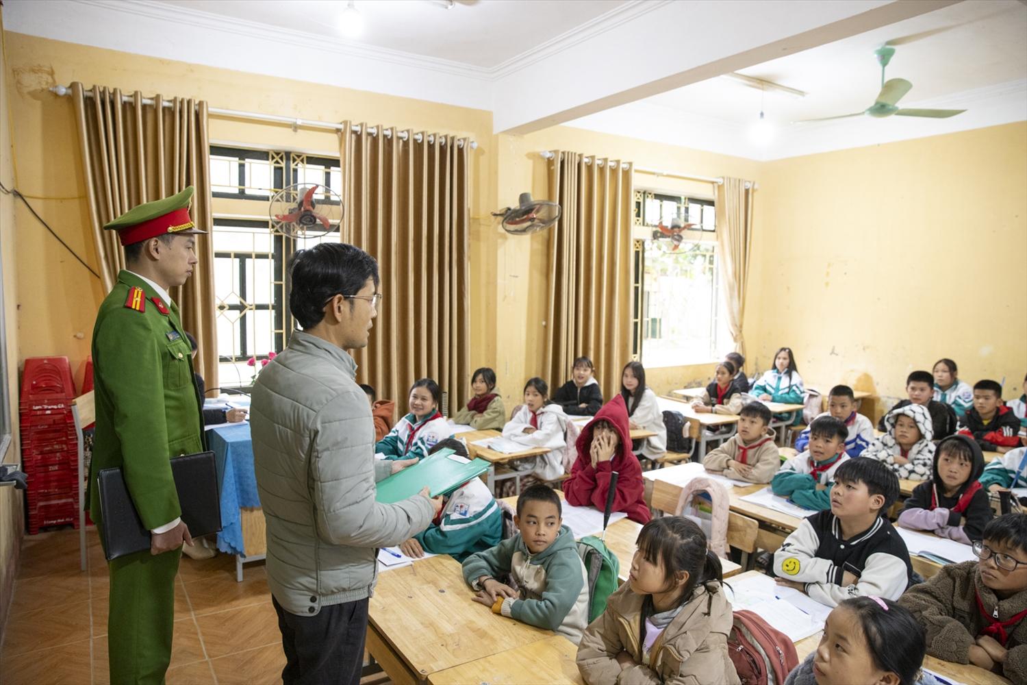 Việc tuyên truyền tới các em học sinh đã đem lại hiệu quả tích cực, tình trạng tảo hôn hay hôn nhân cận huyết thống đến nay không còn diễn ra trong nhà trường Việc tuyên truyền tới các em học sinh đã đem lại hiệu quả tích cực, tình trạng tảo hôn hay hôn nhân cận huyết thống đến nay không còn diễn ra trong nhà trường