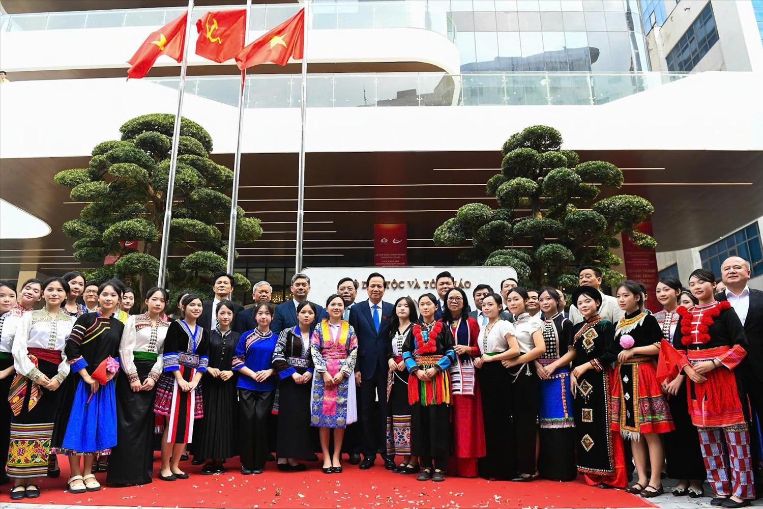 Bộ trưởng Đào Ngọc Dung và các đại biểu chụp ảnh lưu niệm cùng các em học sinh dân tộc thiểu số 