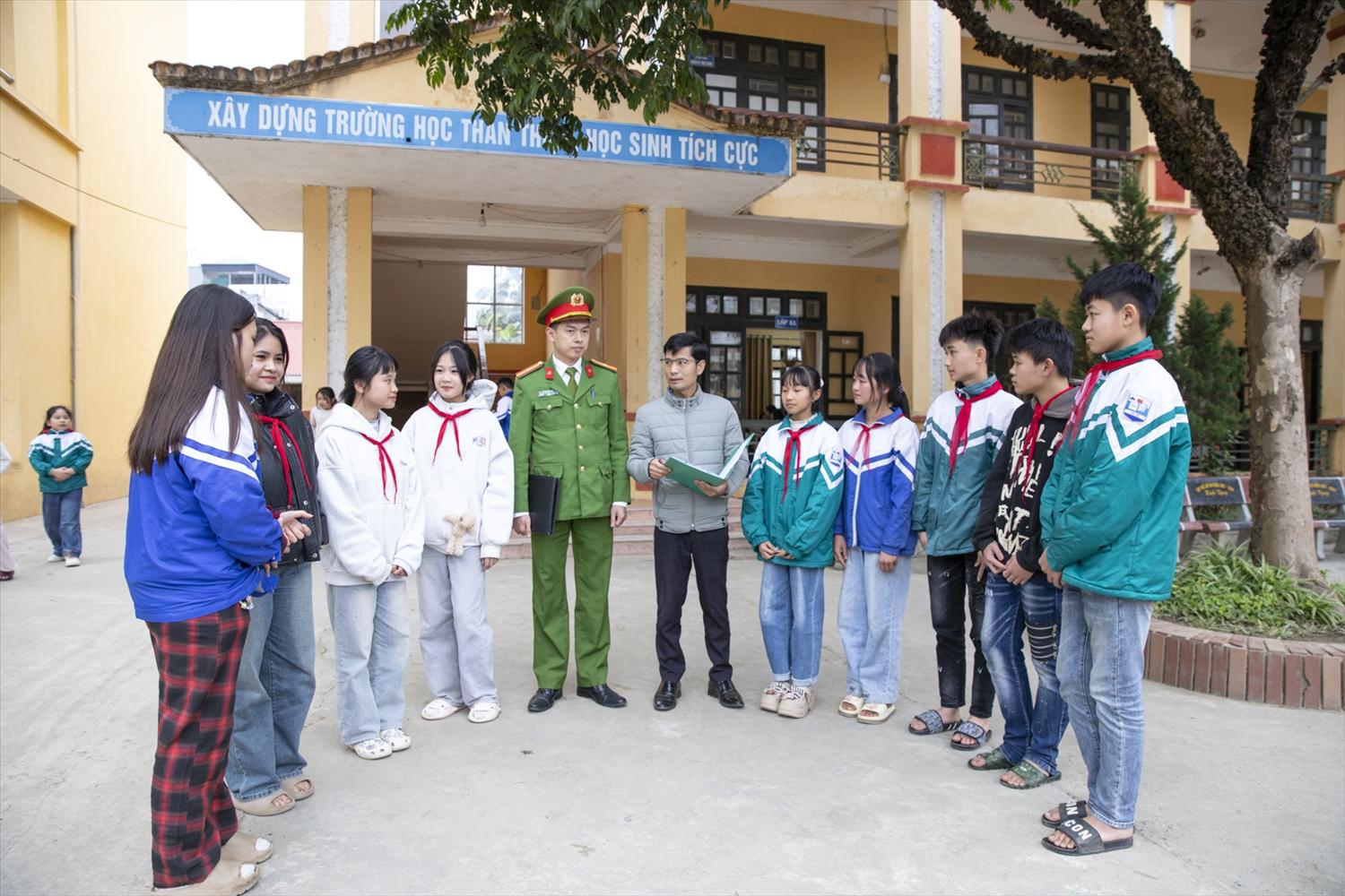 Trường Phổ thông dân tộc bán trú (PTDTBT) TH & THCS Tú Lệ phối hợp cùng lực lượng công an xã tuyên truyền tới các em học sinh Trường Phổ thông dân tộc bán trú (PTDTBT) TH & THCS Tú Lệ phối hợp cùng lực lượng công an xã tuyên truyền tới các em học sinh