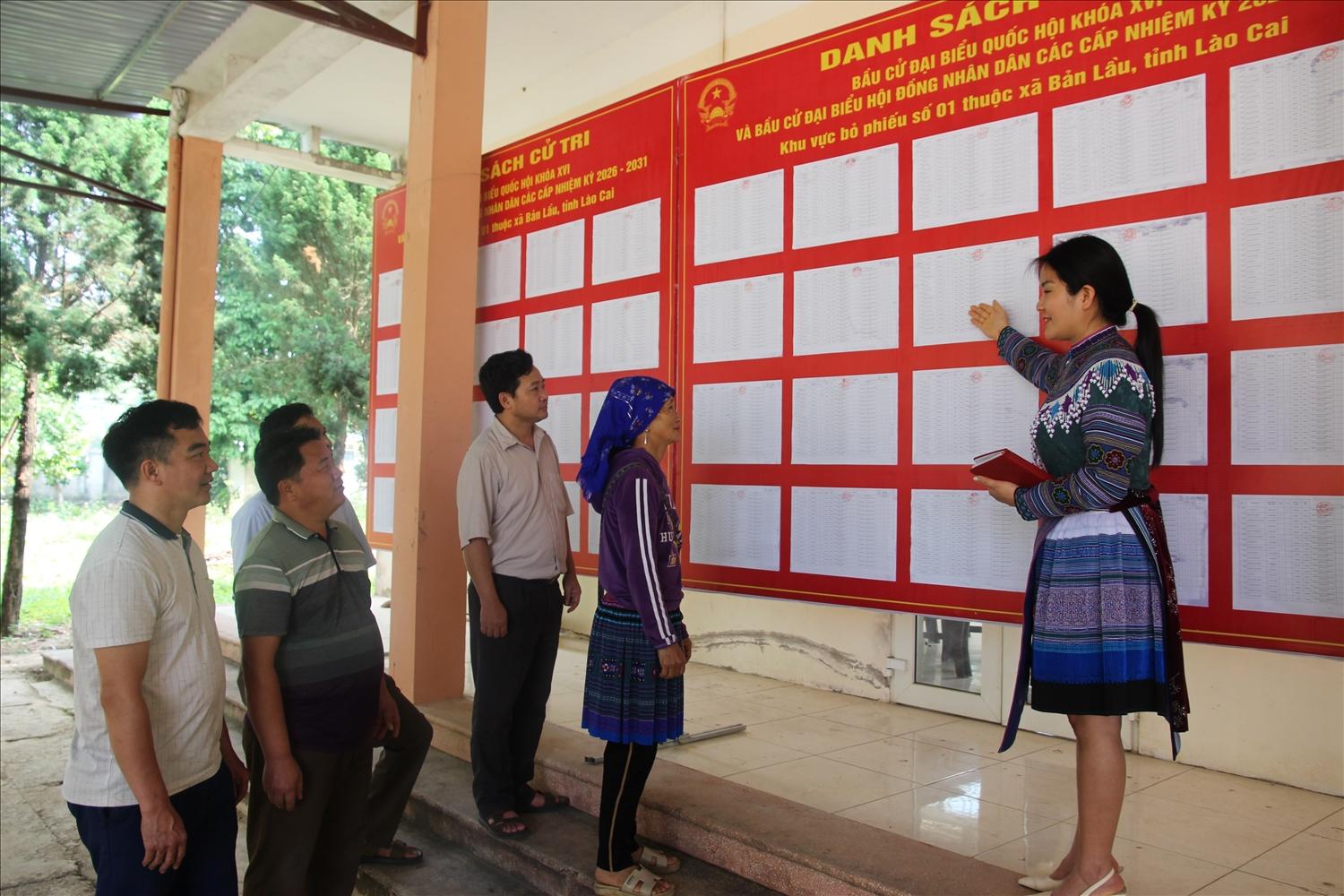 Danh sách cử tri được niêm yết công khai, đúng luật định (Ảnh Trọng Bảo) Danh sách cử tri được niêm yết công khai, đúng luật định (Ảnh Trọng Bảo)